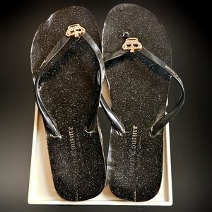 NEW! EUC JUICY COUTURE WOMEN'S SELENE GLITTER BLACK FLIP FLOPS w/GOLD CROWNS!